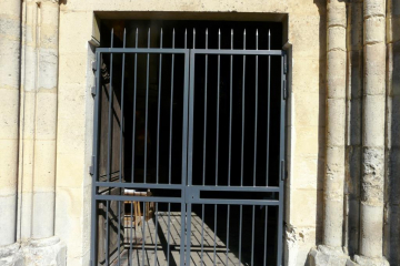 Grille d'aération de l'église St Caprais de Grisy-les-Plâtres