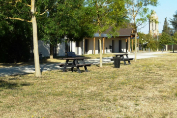 Tables de pique-niques installées au sein du Parc des Maurois. (110822)