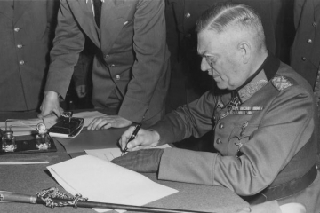 Le maréchal Keitel signe l’acte de reddition de la Wehrmacht, le 8 mai 1945 à Berlin. 