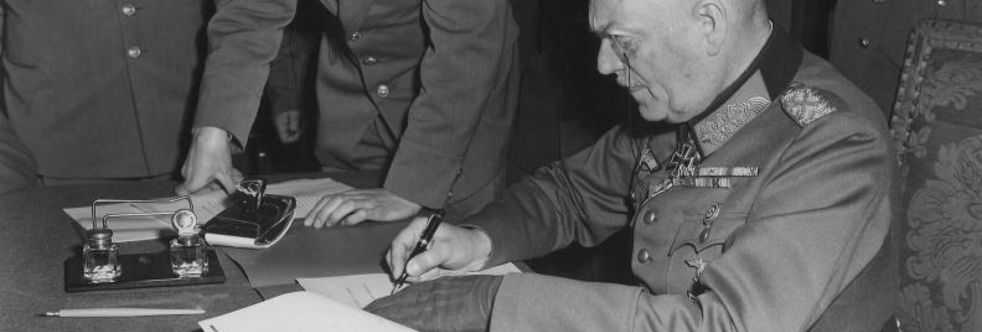 Le maréchal Keitel signe l’acte de reddition de la Wehrmacht, le 8 mai 1945 à Berlin. 