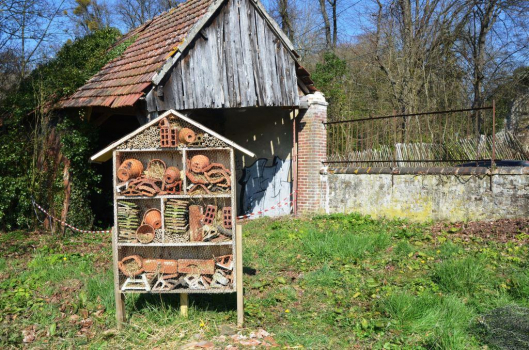 Hôtel des insectes du rond- point de Grisy-les-Plâtres.