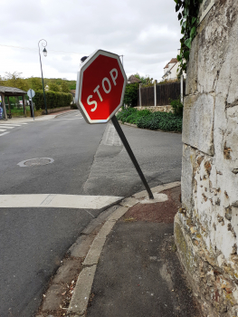 Panneau STOP de la rue du Vexin, plié le 120521