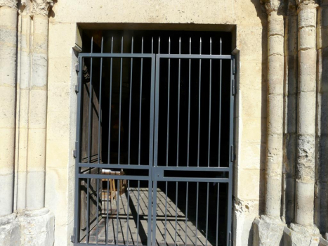 Grille d'aération de l'église St Caprais de Grisy-les-Plâtres
