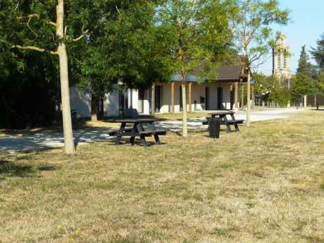 Tables de pique-niques installées au sein du Parc des Maurois. (110822)