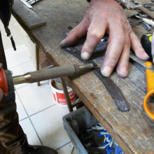 Soudure fine au cuivre  et à l'étain des chants d'une pièce de verre brisée