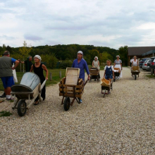 Les lavandières et leurs charges vers le lavoir des Maurois.