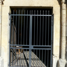 Pose de la grille d'aération de l'église de Grisy-les-Platres.