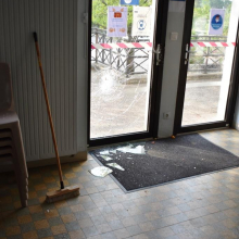 1er mai 2022 : une fête d'anniversaire s'achève par des dégâts volontaires sur la façade de la salle communale des fêtes.