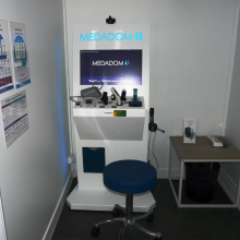 Des soignants et une borne de téléconsultation médicale à Grisy-les-Plâtres.