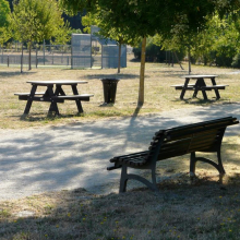 Installation de tables de pique-niques au sein du Parc des Maurois.