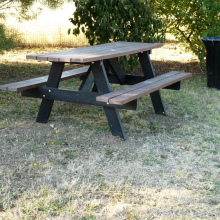 Installation de tables de pique-niques au sein du Parc des Maurois.