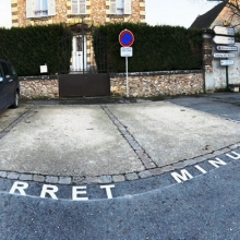 Implantation de places de "stationnement minute" sur la place du Soleil levant de Grisy-les - Plâtres.