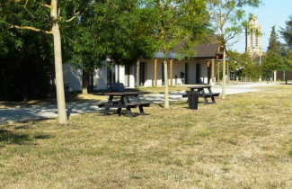 Installation de tables de pique-niques au sein du Parc des Maurois.