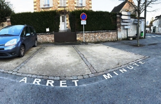 Implantation de places de "stationnement minute" sur la place du Soleil levant de Grisy-les - Plâtres.