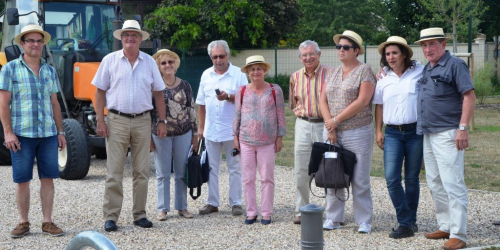 Les jurés, l'équipe du village, l'apiculteur de Boissy l'Aillerie et la Sté Chêne vert.