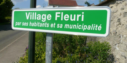 Panneau Village fleuri