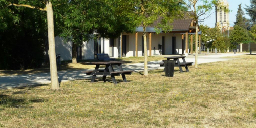 Tables de pique-niques installées au sein du Parc des Maurois. (110822)