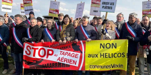 Manif population et maires contre les hélicoptères sur l'aérodrome de Cormeilles en Vexn.
